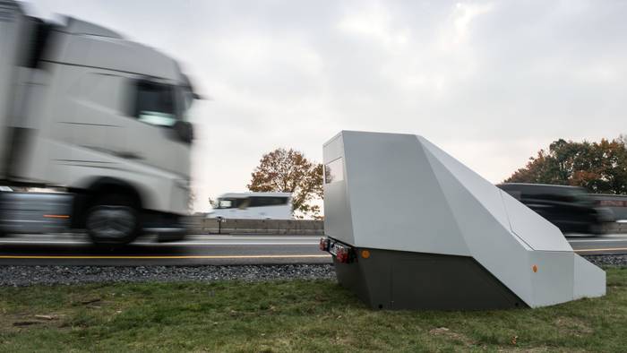 Fahrzeuge passieren an der Autobahn A1 einen sogenannten „Enforcement Trailer“, eine mobile Anlage zur Geschwindigkeitsmessung.