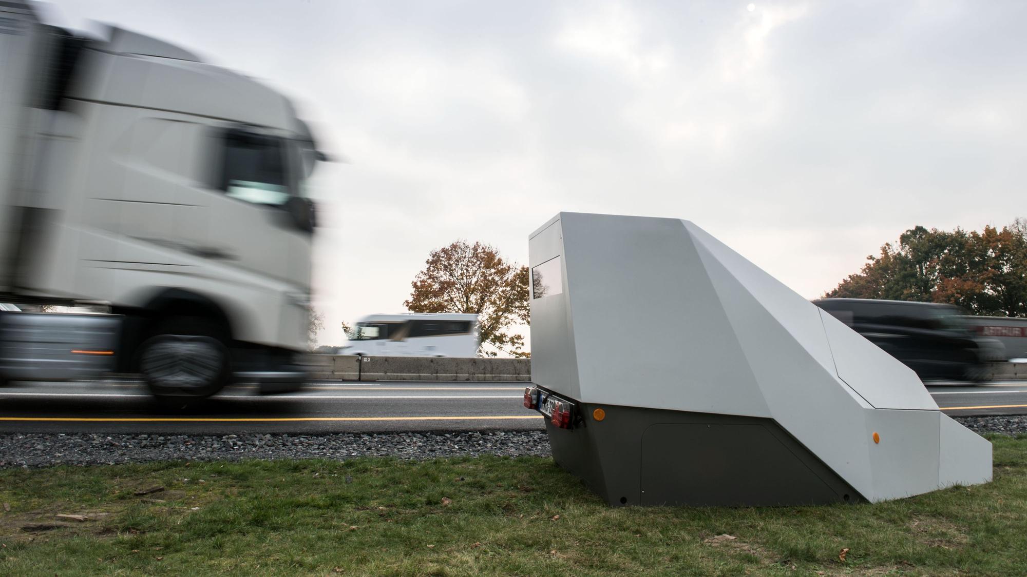Ein Blitzer auf der Autobahn (Symbolfoto). Eine Frau wurde auf der A555geblitzt und sollte 7500 Euro zahlen.