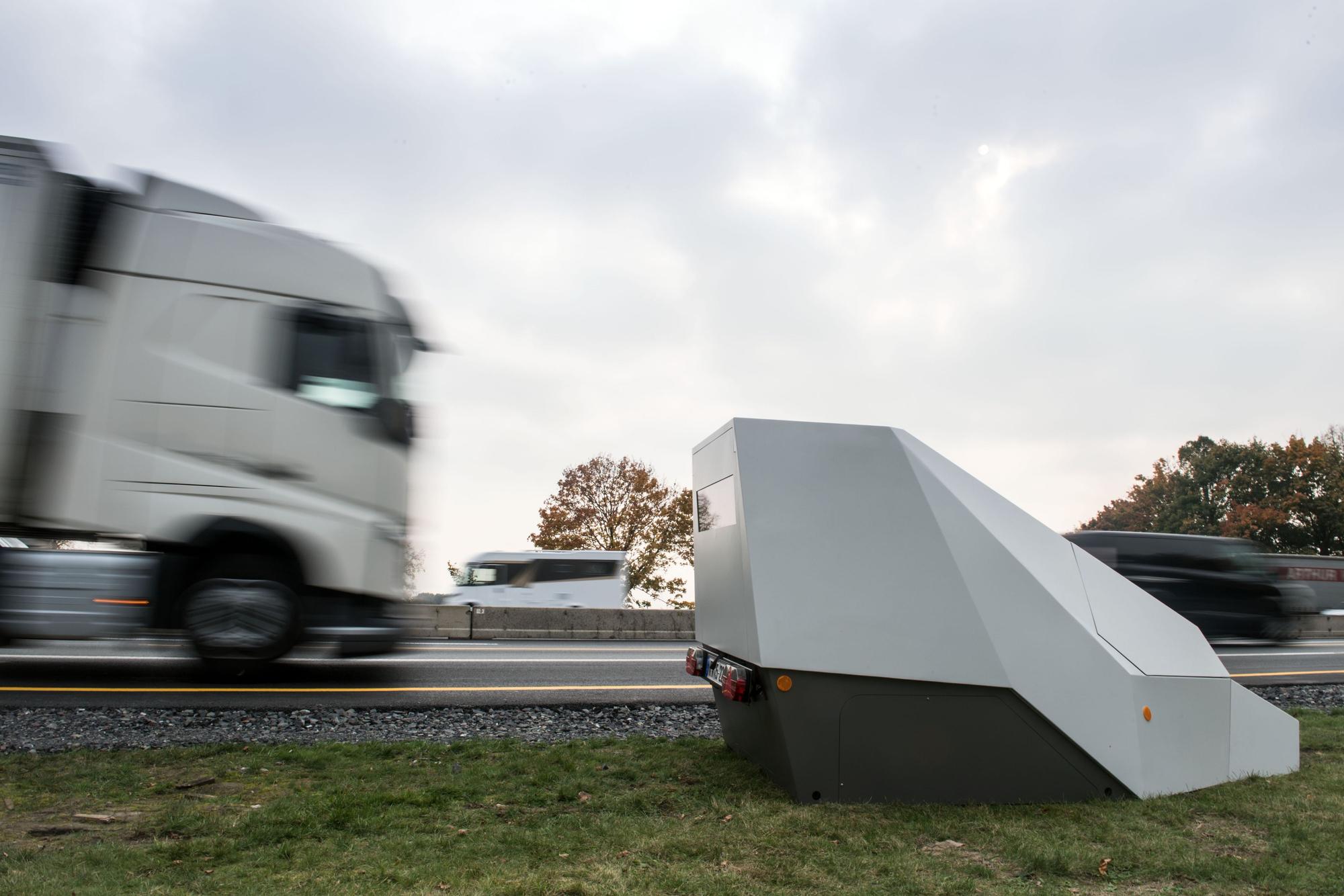 Fahrzeuge passieren an der Autobahn A1 einen sogenannten „Enforcement Trailer“, eine mobile Anlage zur Geschwindigkeitsmessung.
