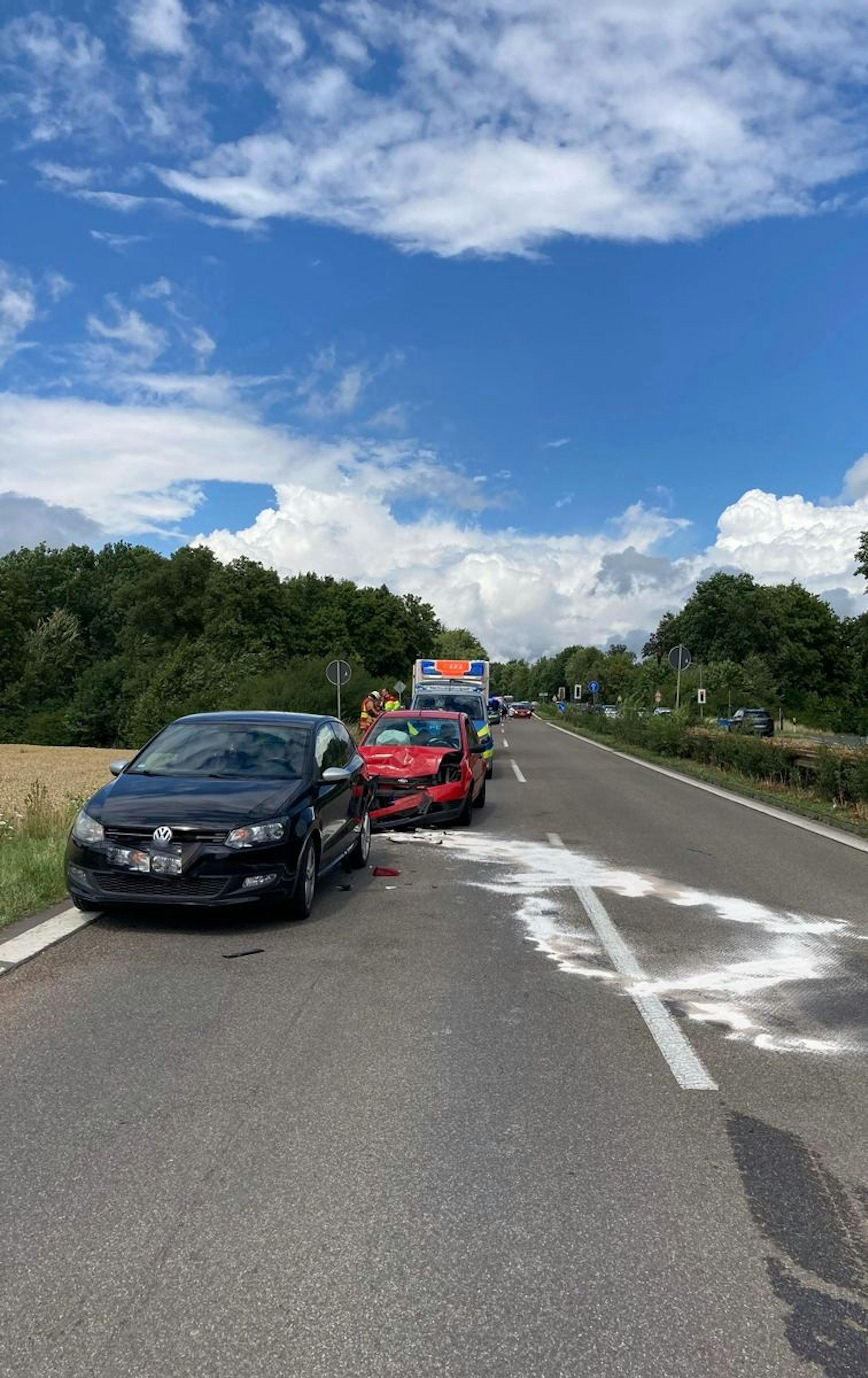 Ein stark beschädigtes Auto steht nach einem Unfall auf der Straße.