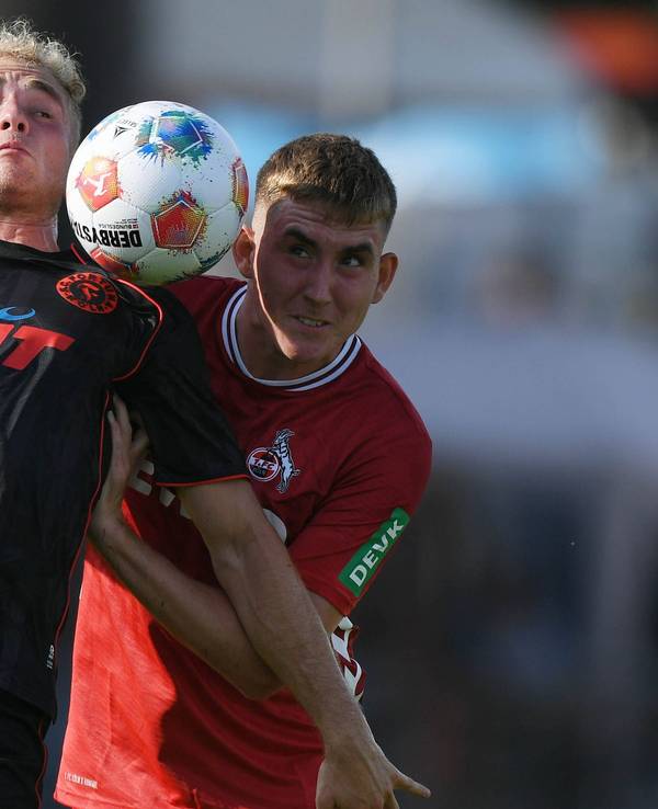 Fortuna Köln im dunklen Trikot gegen den 1. FC Köln ganz in Rot.
