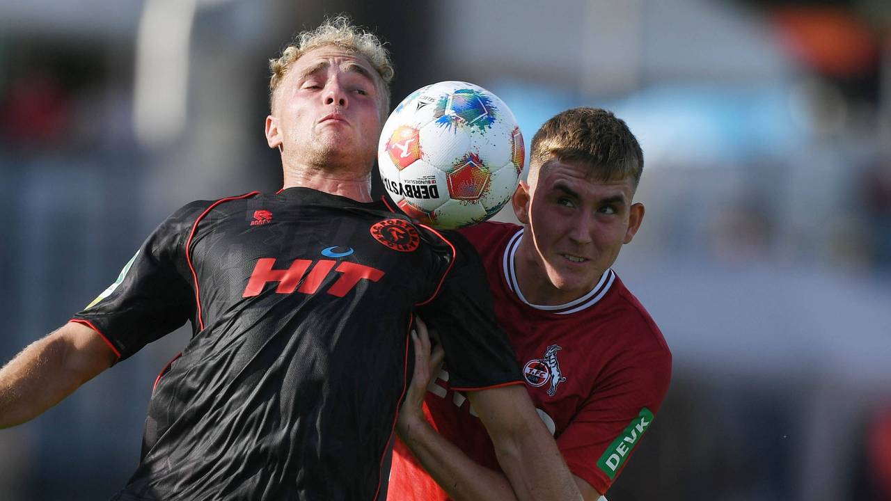 Fortuna Köln im dunklen Trikot gegen den 1. FC Köln ganz in Rot.