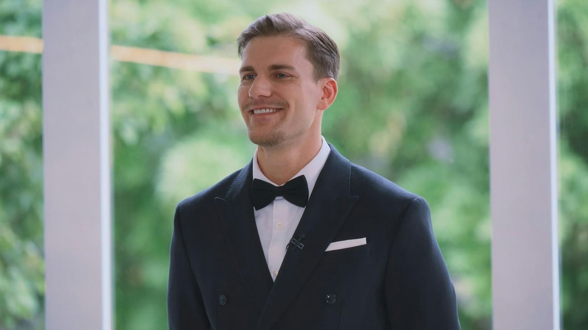 Bachelor Felix Stein küsst in der fünften Folge zum ersten Mal im TV. (Bild: RTL)
