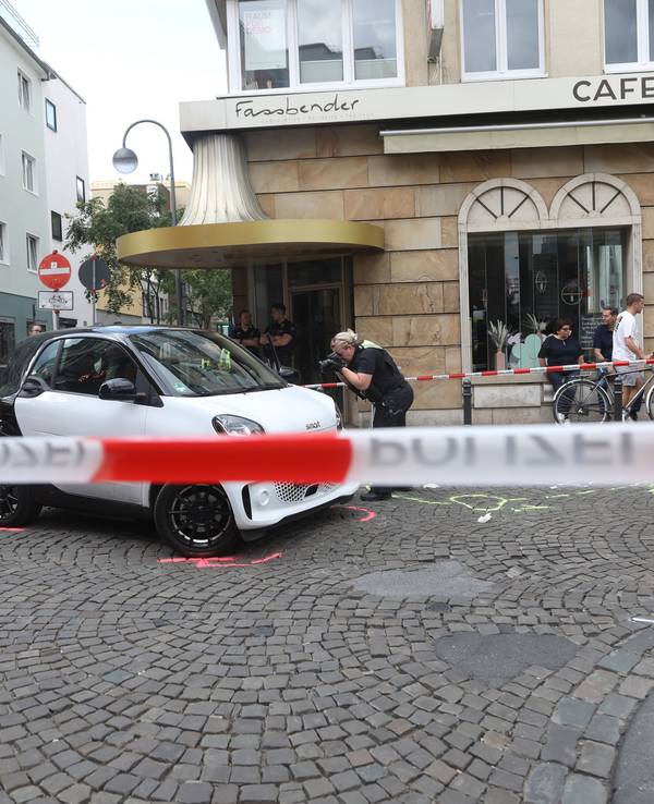 Die Polizei hat eine Kreuzung abgesperrt. Hinter der Absperrung steht ein Pkw.