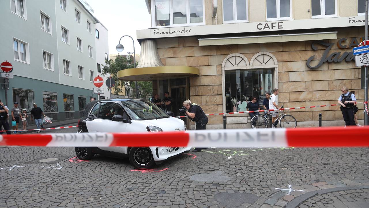 Die Polizei hat eine Kreuzung abgesperrt. Hinter der Absperrung steht ein Pkw.
