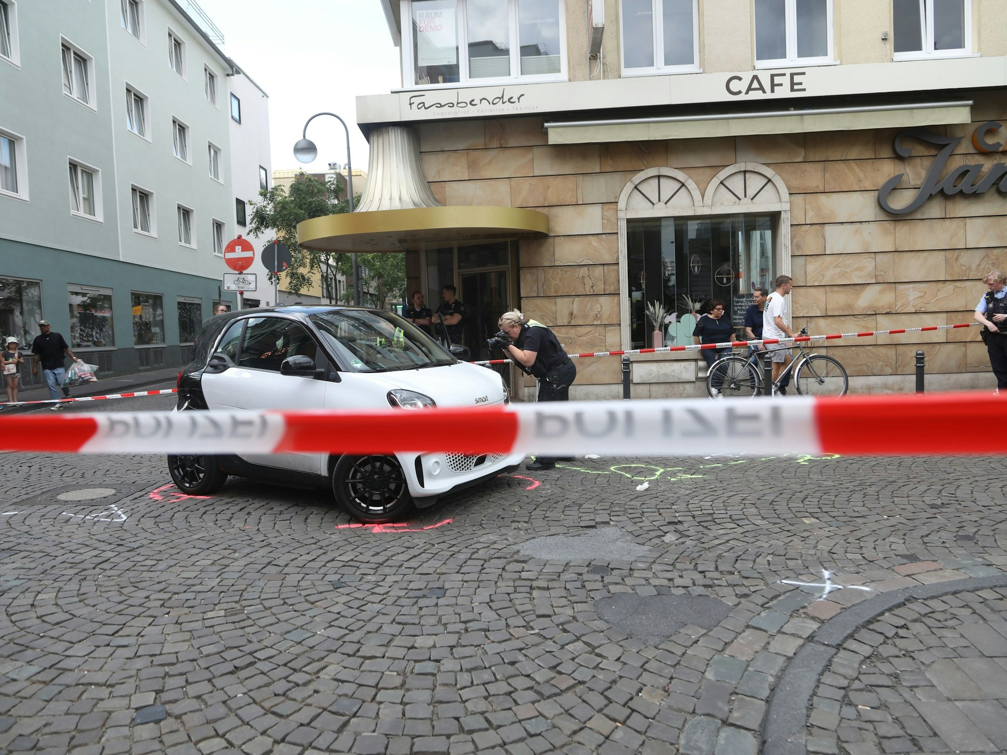Die Polizei hat eine Kreuzung abgesperrt. Hinter der Absperrung steht ein Pkw.