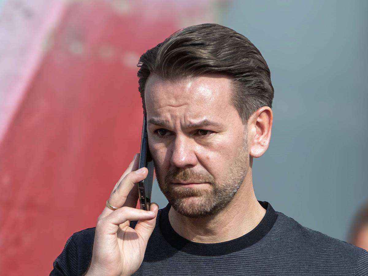Thomas Kessler, Sportdirektor beim 1. FC Köln, telefoniert.
