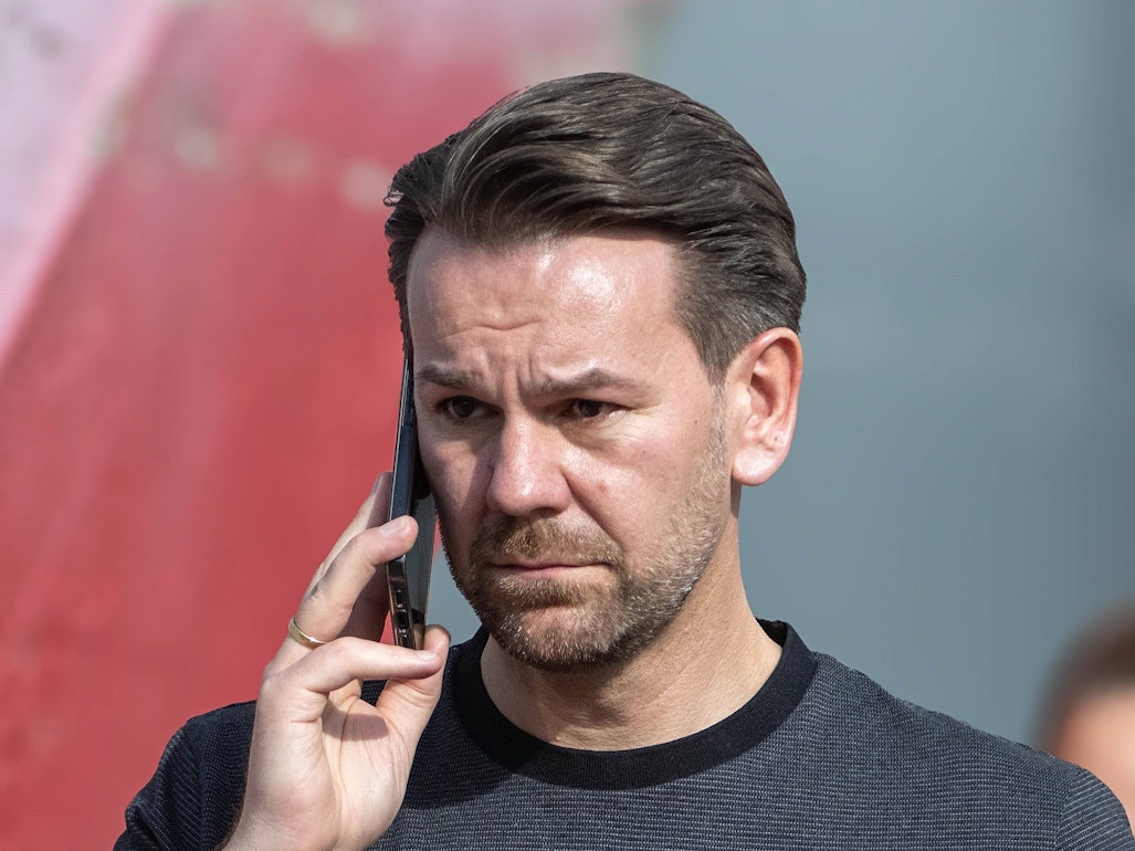 Thomas Kessler, Sportdirektor beim 1. FC Köln, telefoniert.