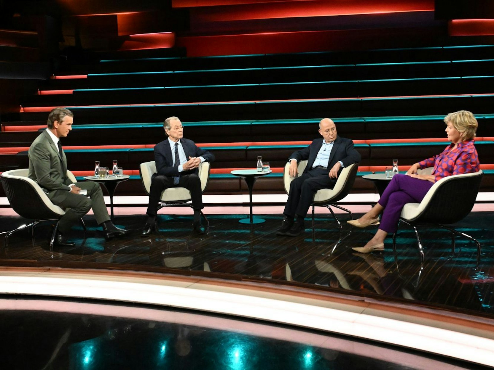 Markus Lanz (links) diskutierte am Dienstagabend mit Ex-Vizekanzler Franz Müntefering (zweiter von links), Linken-Politiker Gregor Gysi (zweiter von rechts) und Politologin Andrea Römmele. (Bild: ZDF / Cornelia Lehmann)