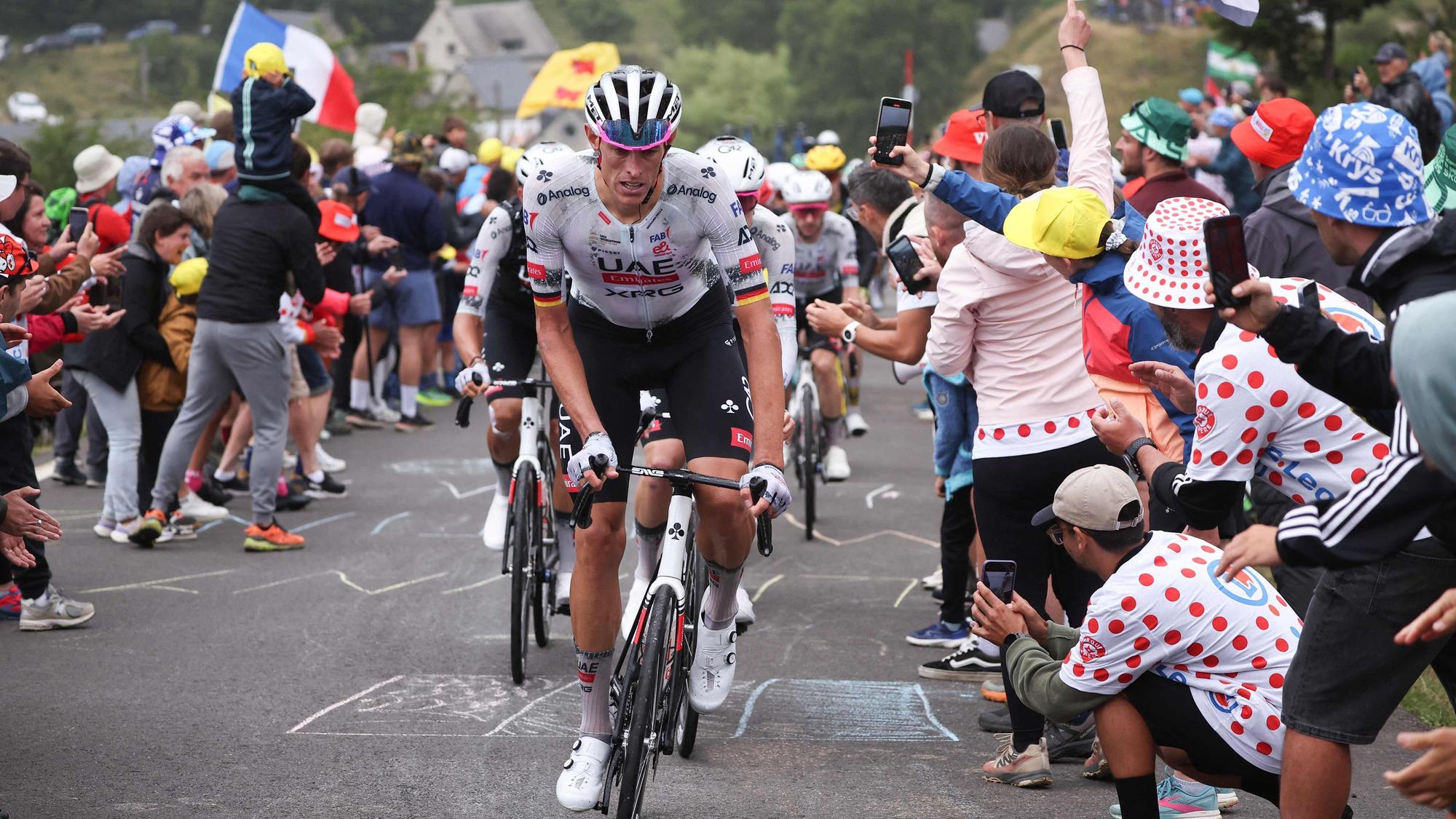 Nils Politt bei der Tour de France an der Spitze des Feldes.