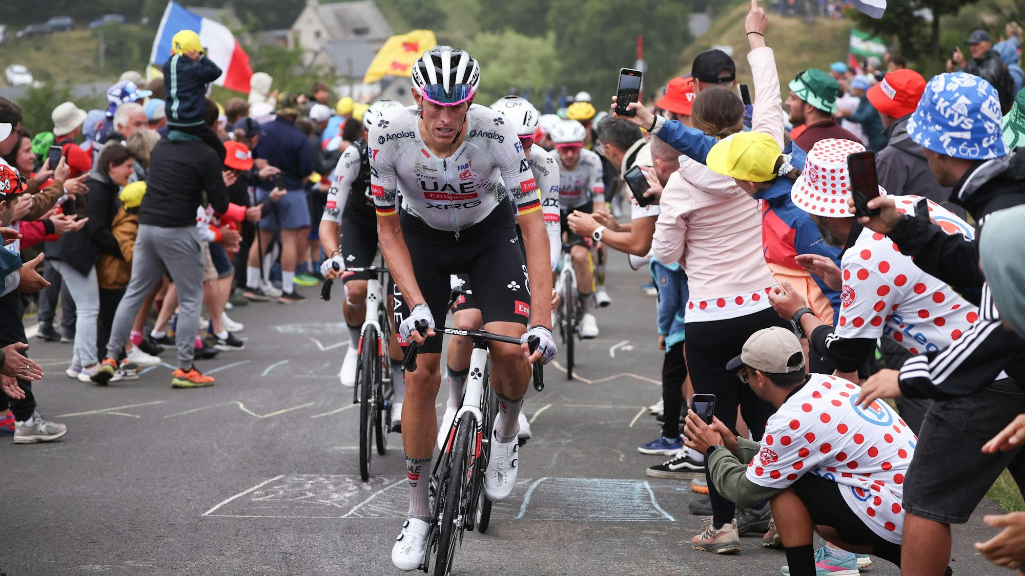 Nils Politt bei der Tour de France an der Spitze des Feldes.