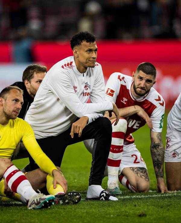 Jeff Chabot und andere Köln-Spieler vor der FC-Kurve.