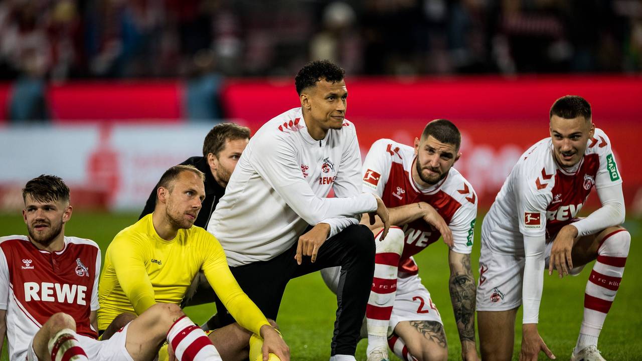 Jeff Chabot und andere Köln-Spieler vor der FC-Kurve.