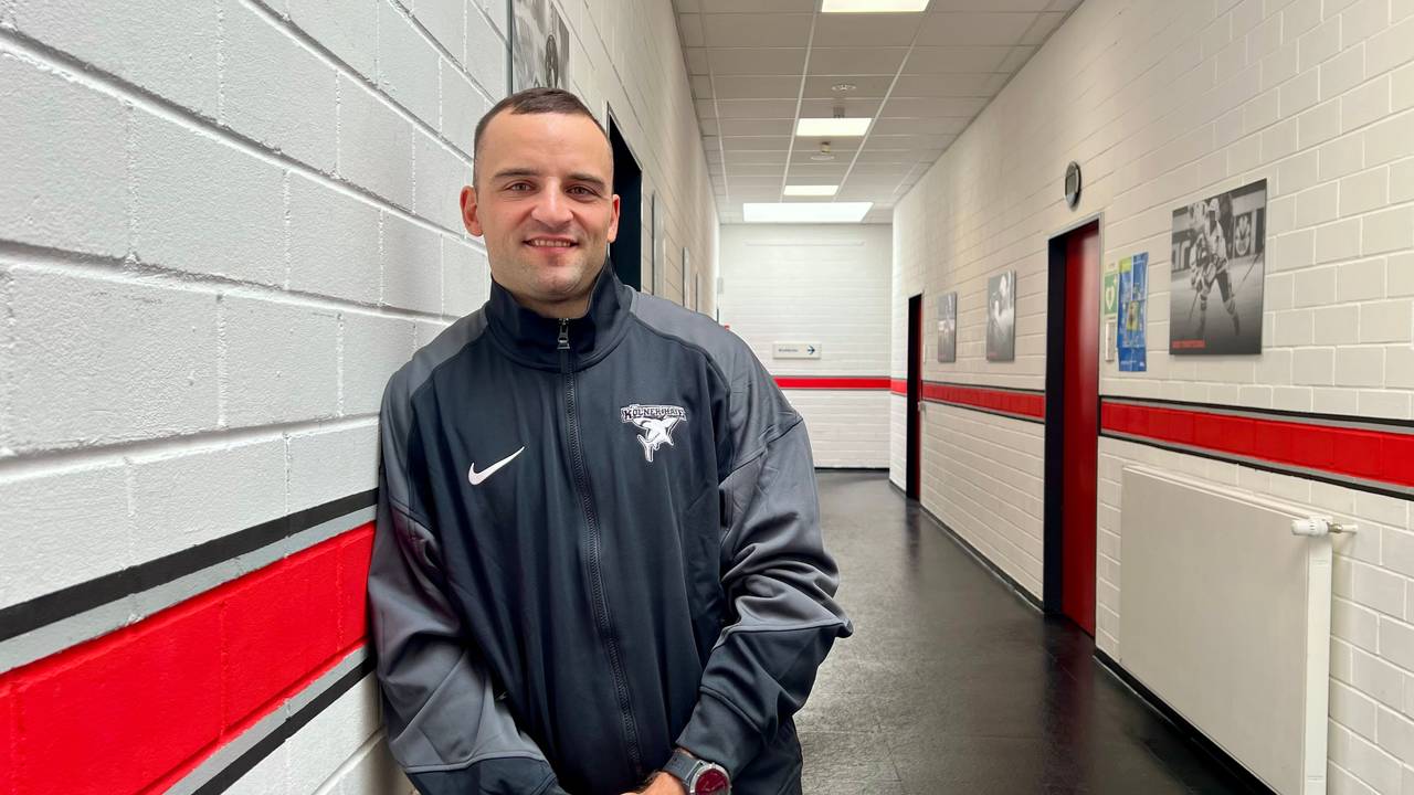 Stürmer Dominik Uher (32) posiert als Neuzugang der Kölner Haie.