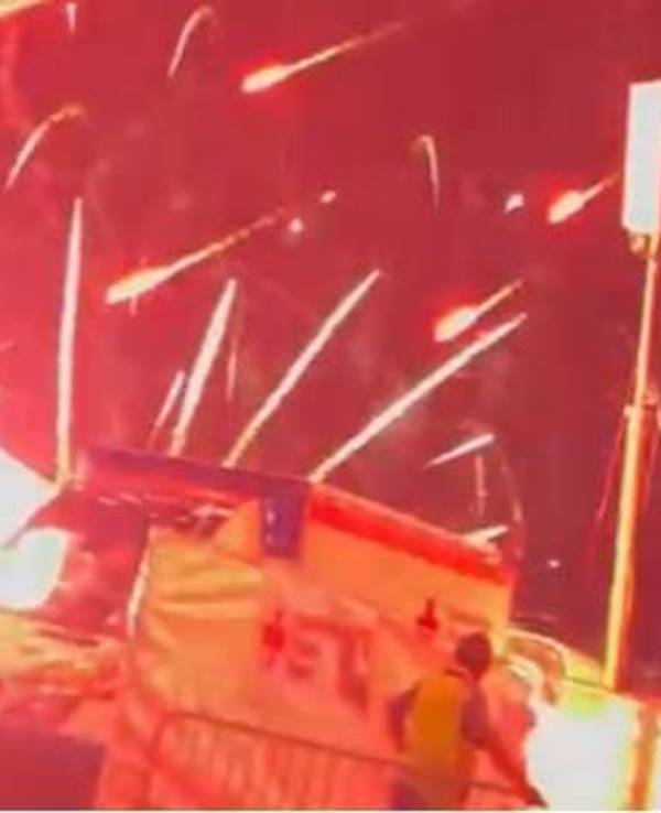 Ein Screenshot aus dem Video zeigt dich Wucht der Explosion auf der Düsseldorfer Rheinkirmes.