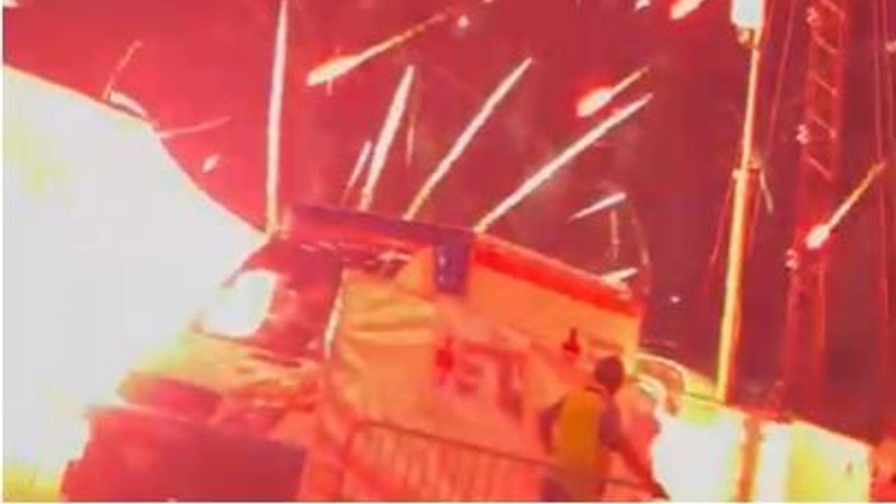 Ein Screenshot aus dem Video zeigt dich Wucht der Explosion auf der Düsseldorfer Rheinkirmes.