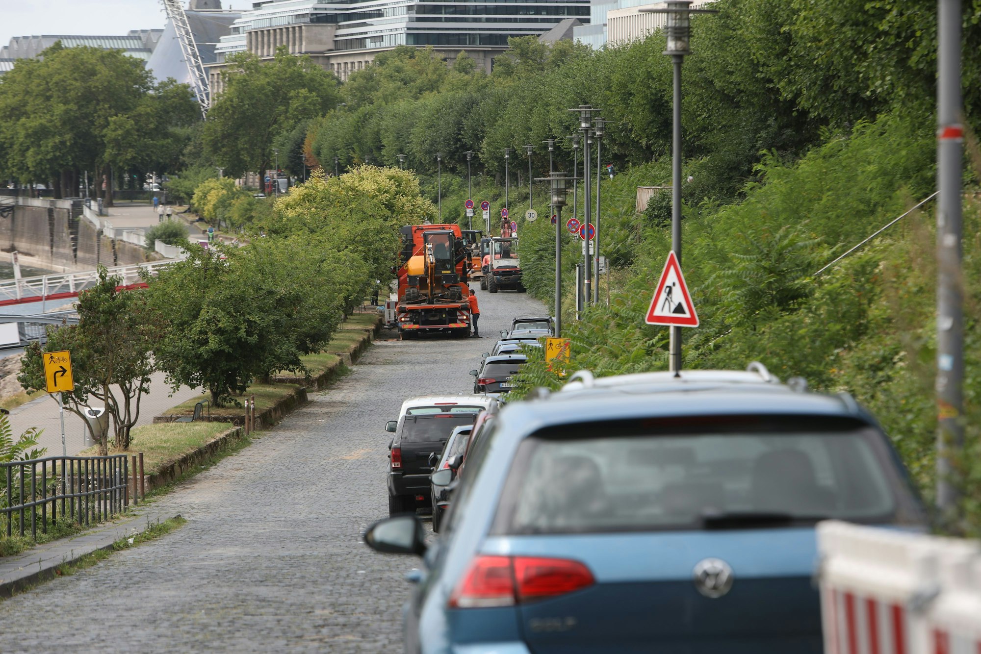 Große Baustellenfahrzeuge parken an der Bastei.