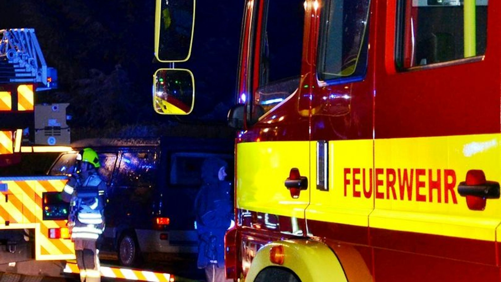Zwei ausgebrannte Müllcontainer stehen nebeneinander.
