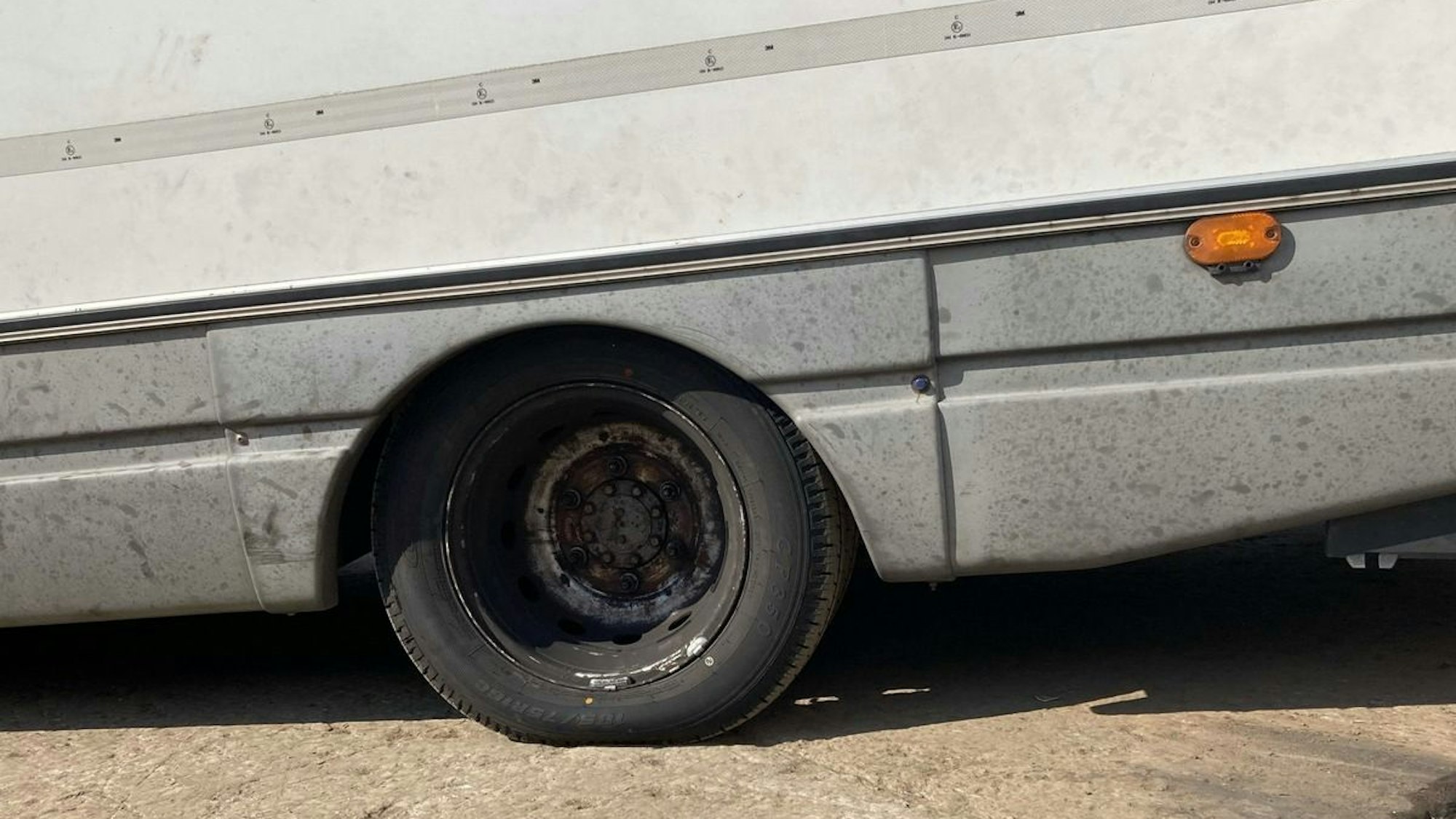 Ein stark überladener Lkw, dessen Hinterachse fast auf dem Boden schleift.