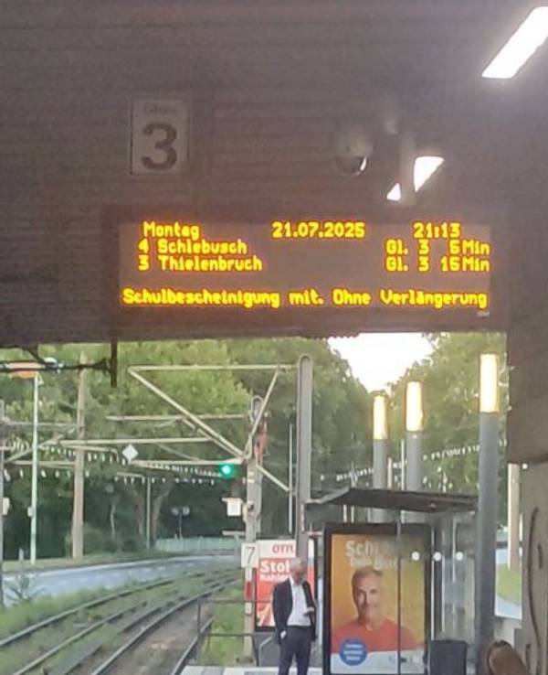 Die Anzeigetafel der KVB sorgt an der Severinstraße für Verwirrung.