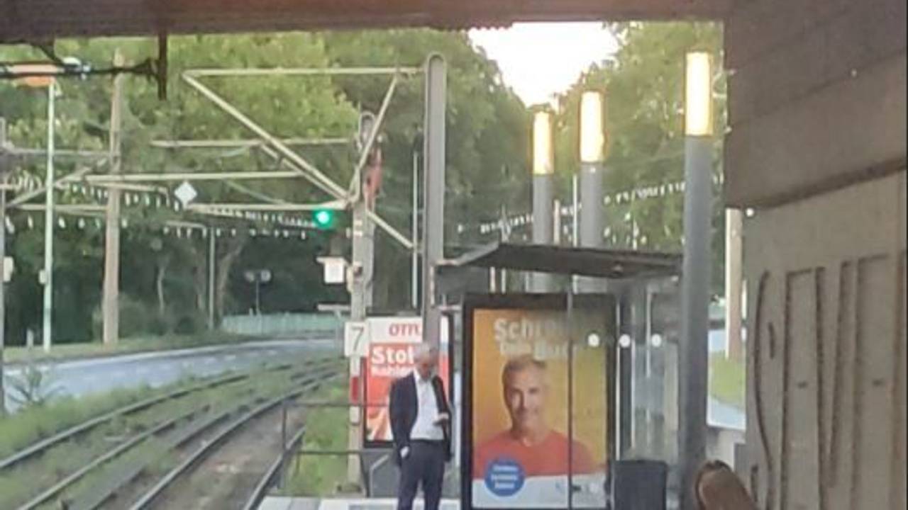 Die Anzeigetafel der KVB sorgt an der Severinstraße für Verwirrung.