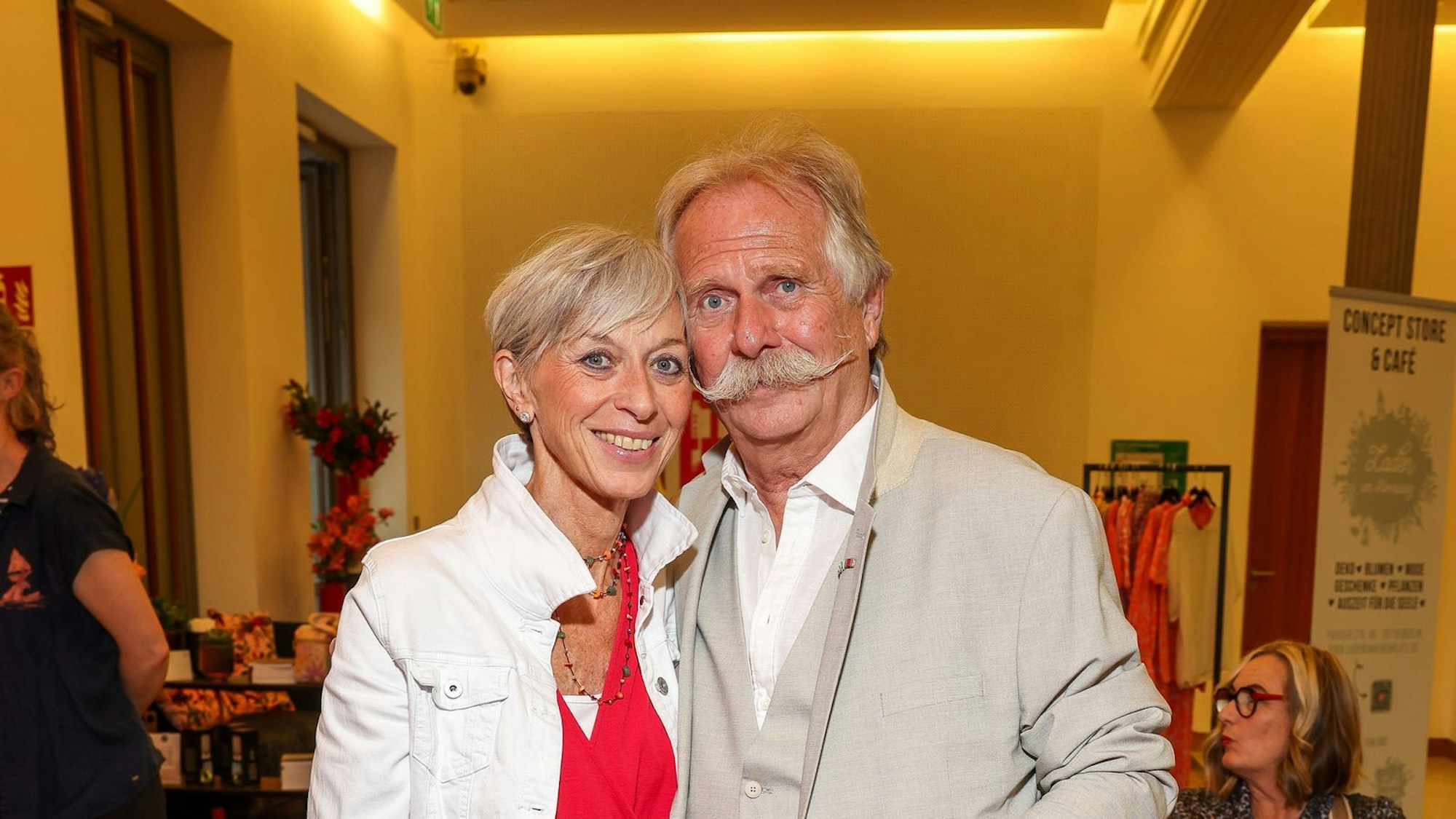 Anke und Henning Krautmacher im Mai 2024: Der Frontmann der Höhner hatte die Kölner Band Ende 2022 verlassen, um sich um seine Frau zu kümmern. Anke Krautmacher war 2022 schwer an Magenkrebs erkrankt, ihre Prognose war alles andere als günstig. „Meiner Frau geht es inzwischen wieder gut“, atmet Henning Krautmacher heute auf.