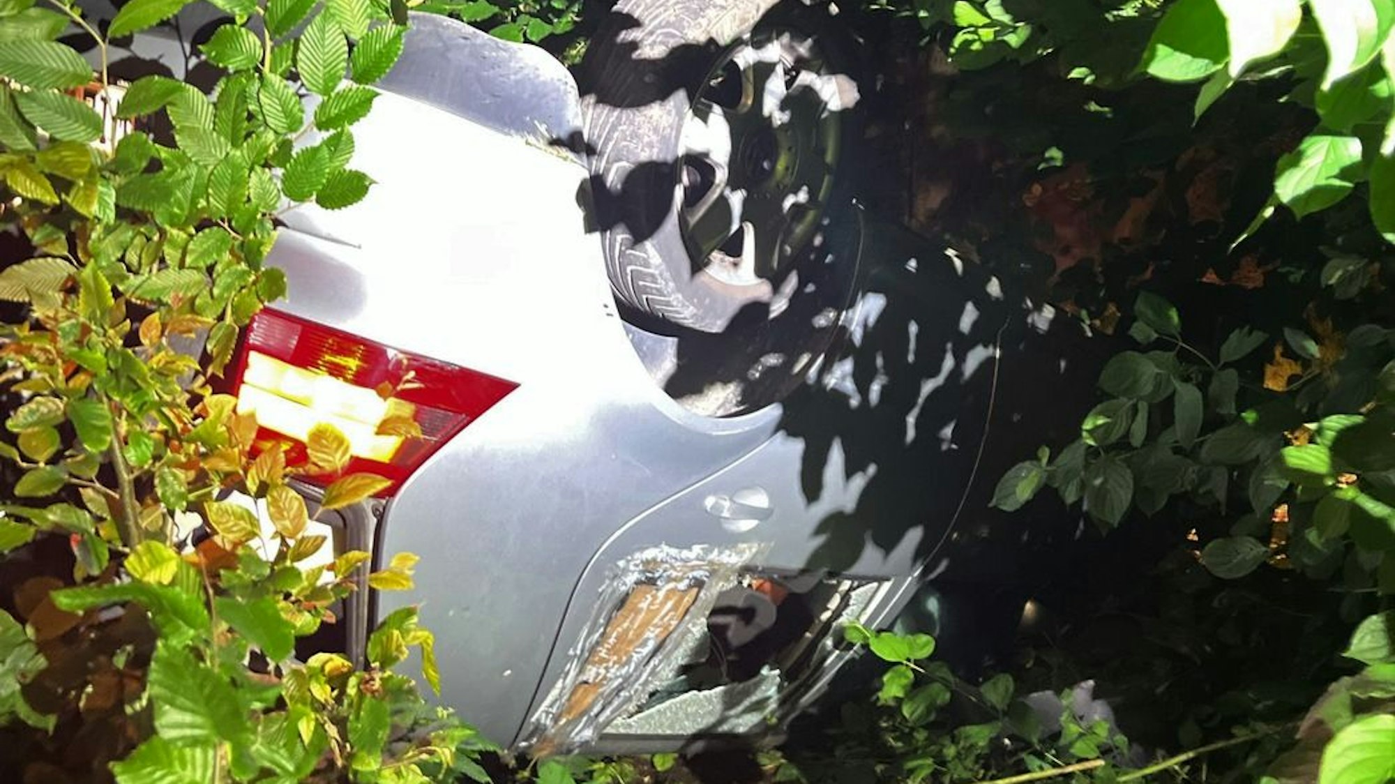 POL-SI: Pkw landet bei Verfolgungsfahrt auf dem Autodach - Polizei nimmt zwei Männer fest