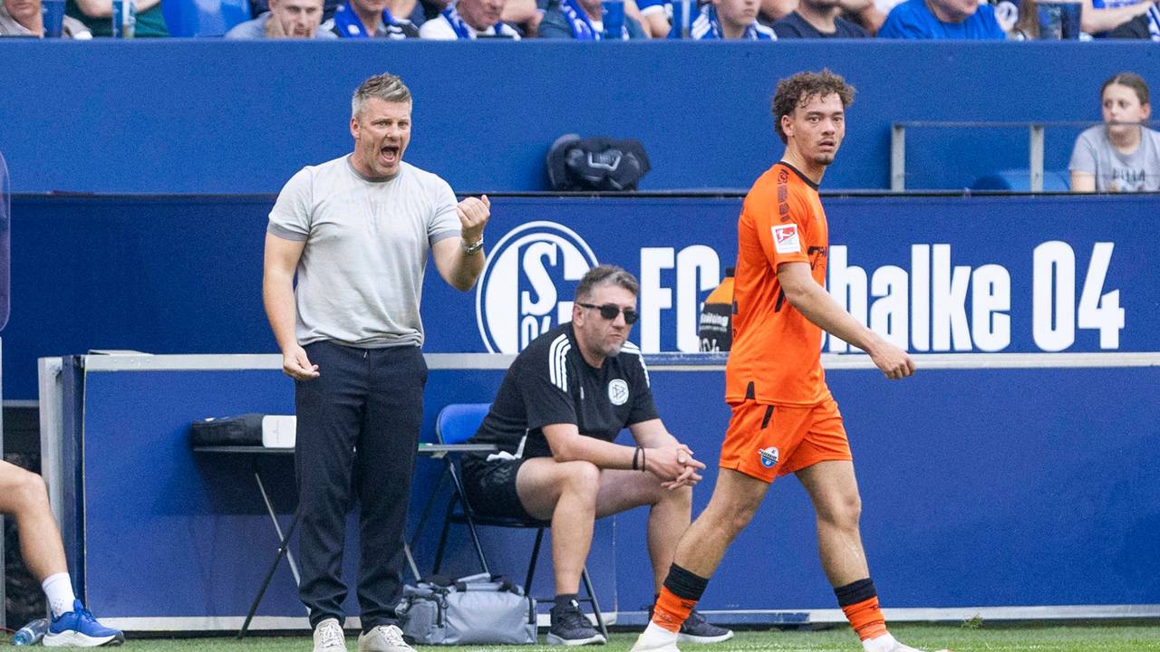 Lukas Kwasniok gibt Aaron Zehnter Anweisungen.