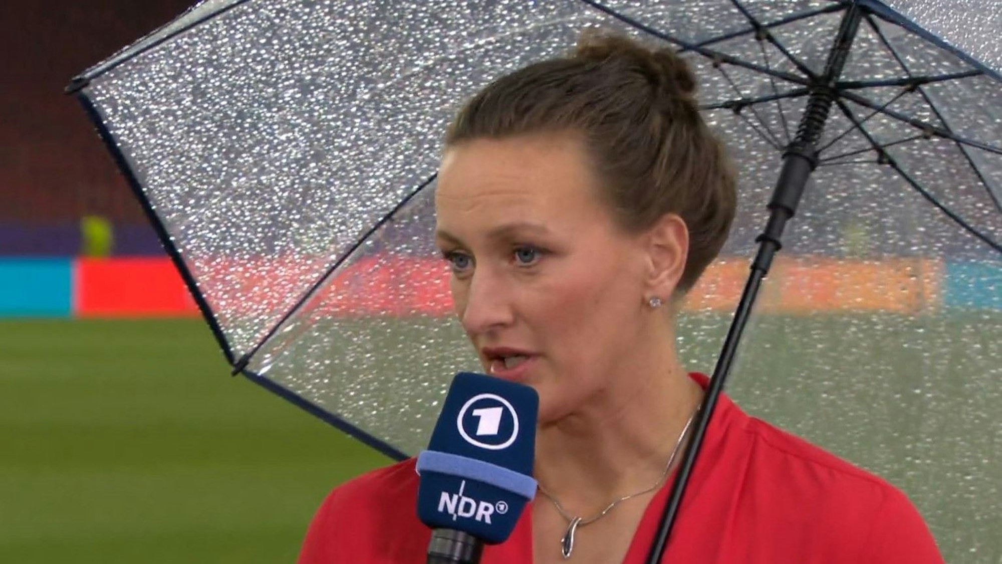 Almuth Schult spricht in der ARD nach dem Halbfinale bei der Frauen-EM zwischen Deutschland und Spanien.