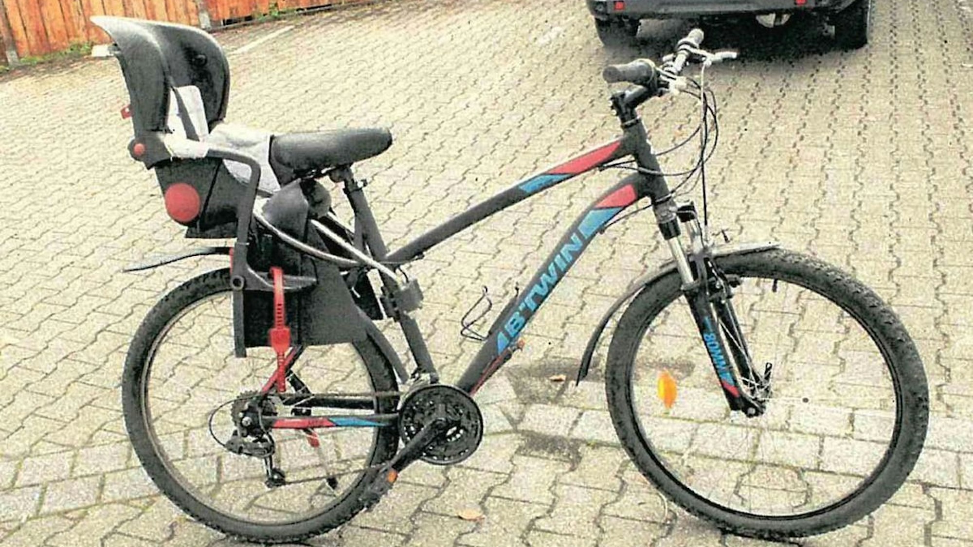 Ein Rennrad der Marke B-Twin, das von der Polizei in Schwerte sichergestellt wurde.