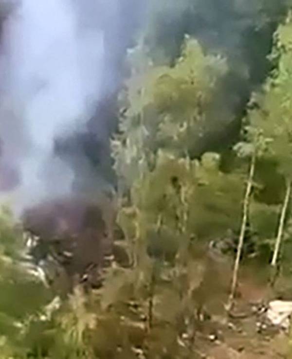 Die Absturzstelle in Russland: Ein Foto zeigt Rauch aus einem Waldstück aufsteigen.