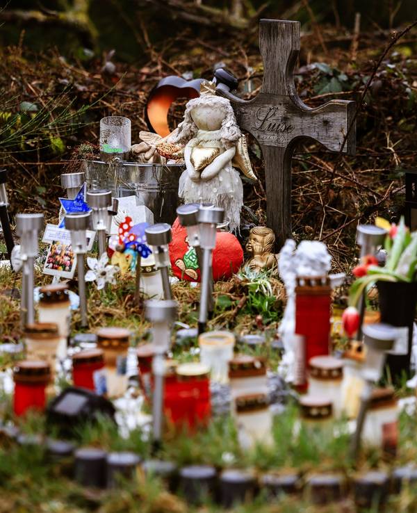 Kerzen, Blumen und Figuren liegen am Fundort von Luises Leiche an der Landesgrenze zwischen Rheinland-Pfalz und Nordrhein-Westfalen.