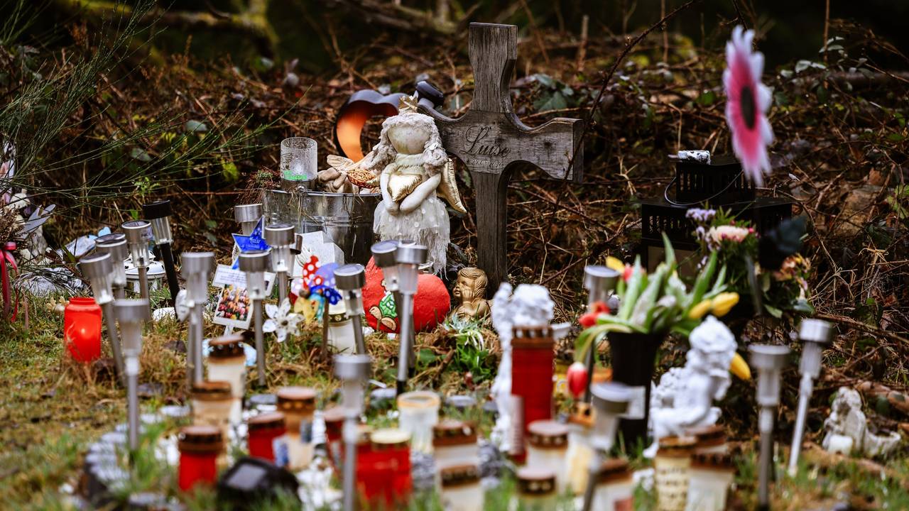 Kerzen, Blumen und Figuren liegen am Fundort von Luises Leiche an der Landesgrenze zwischen Rheinland-Pfalz und Nordrhein-Westfalen.