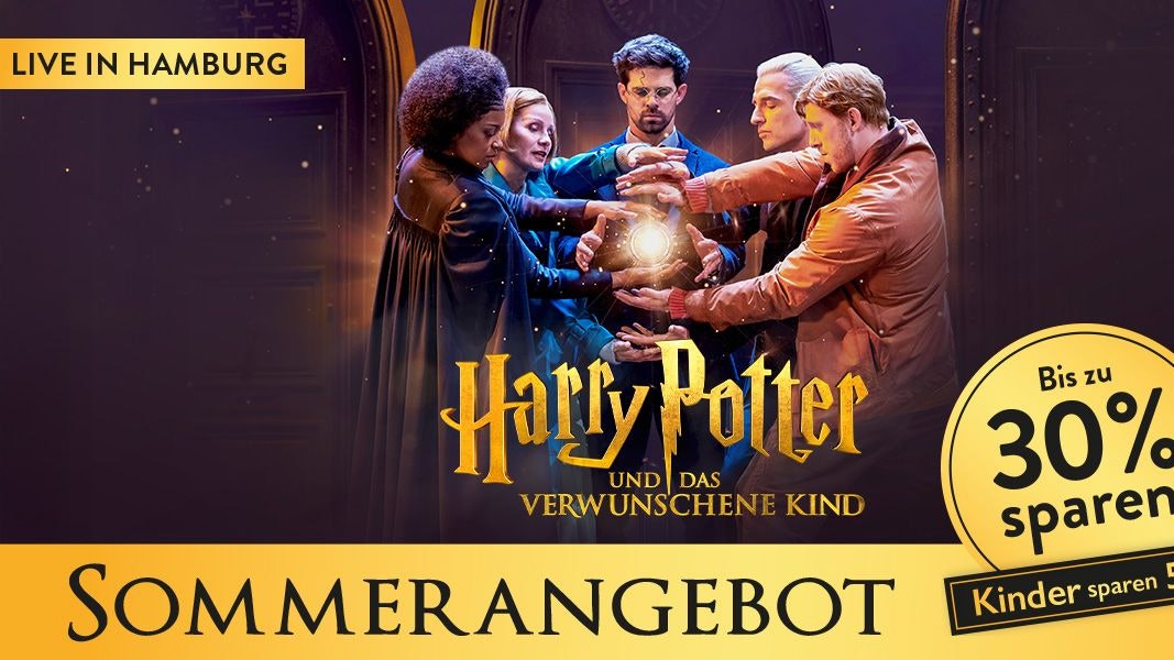 Das Bild zeigt eine Werbeanzeige für das Theaterstück Harry Potter und das verwunschene Kind, das live in Hamburg aufgeführt wird. Es wird ein Sommerangebot beworben, bei dem Besucher bis zu 30 % sparen können – Kinder erhalten sogar 50 % Rabatt.