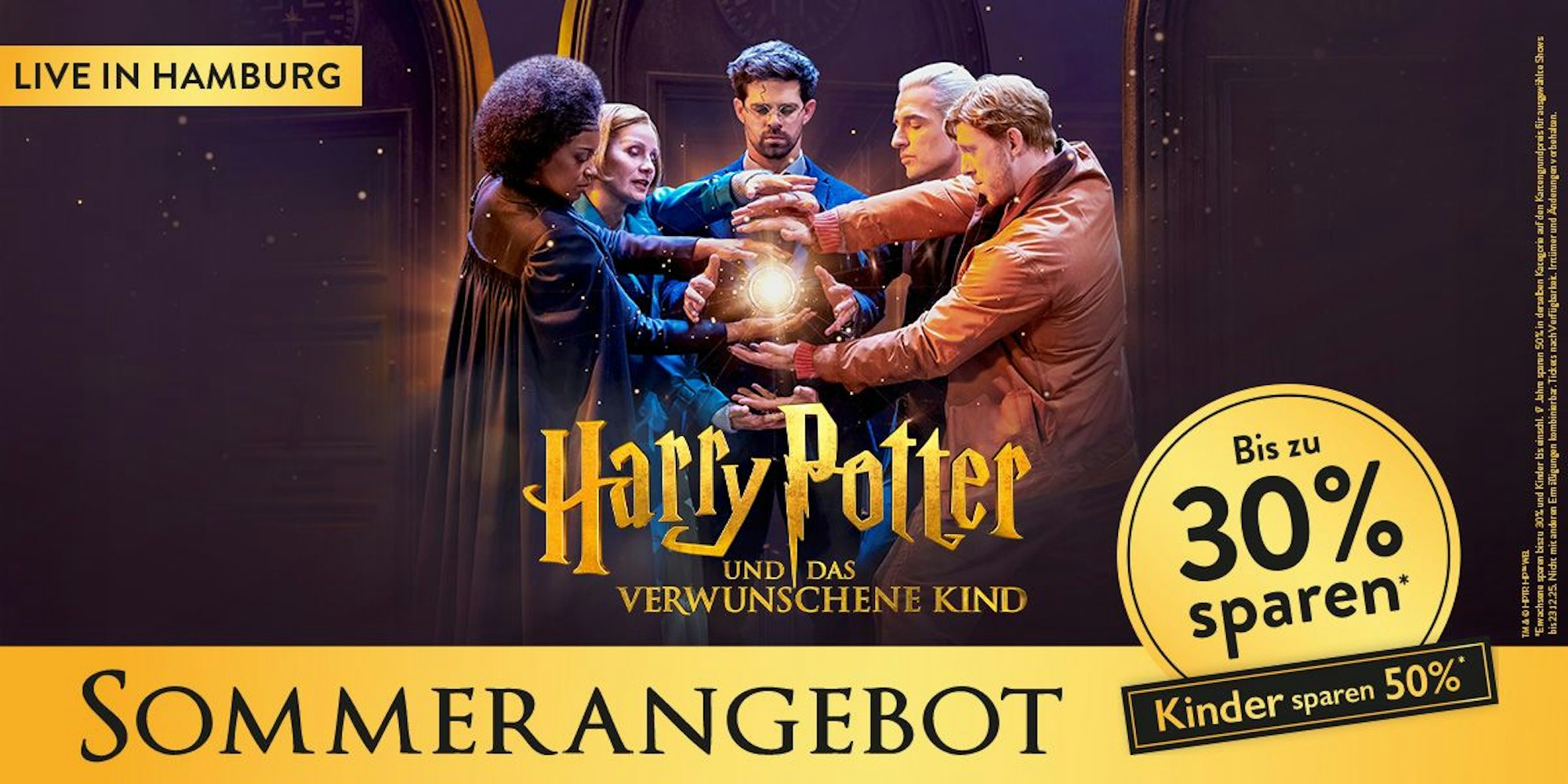 Das Bild zeigt eine Werbeanzeige für das Theaterstück Harry Potter und das verwunschene Kind, das live in Hamburg aufgeführt wird. Es wird ein Sommerangebot beworben, bei dem Besucher bis zu 30 % sparen können – Kinder erhalten sogar 50 % Rabatt.