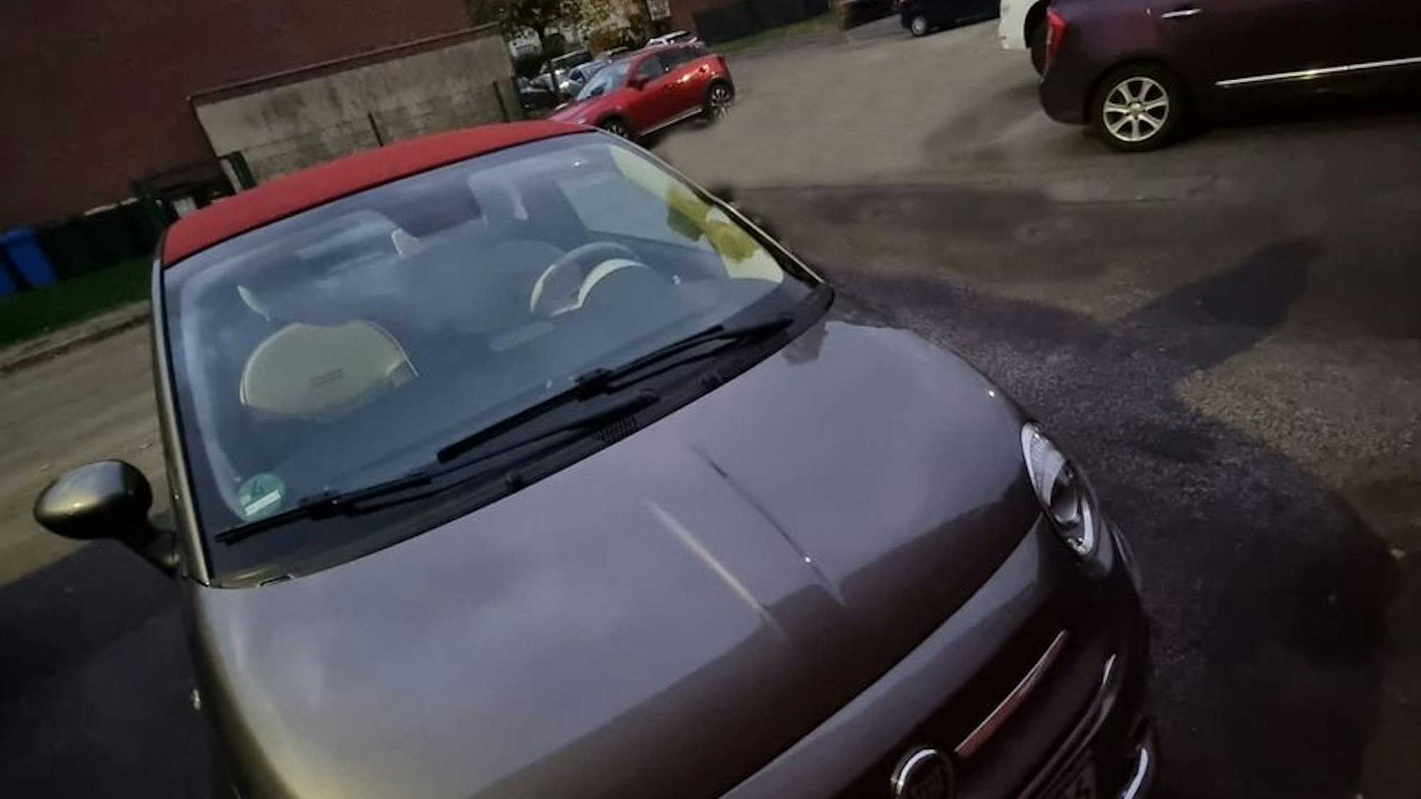Der in Niederkrüchten-Overhetfeld gestohlene graue Fiat 500.