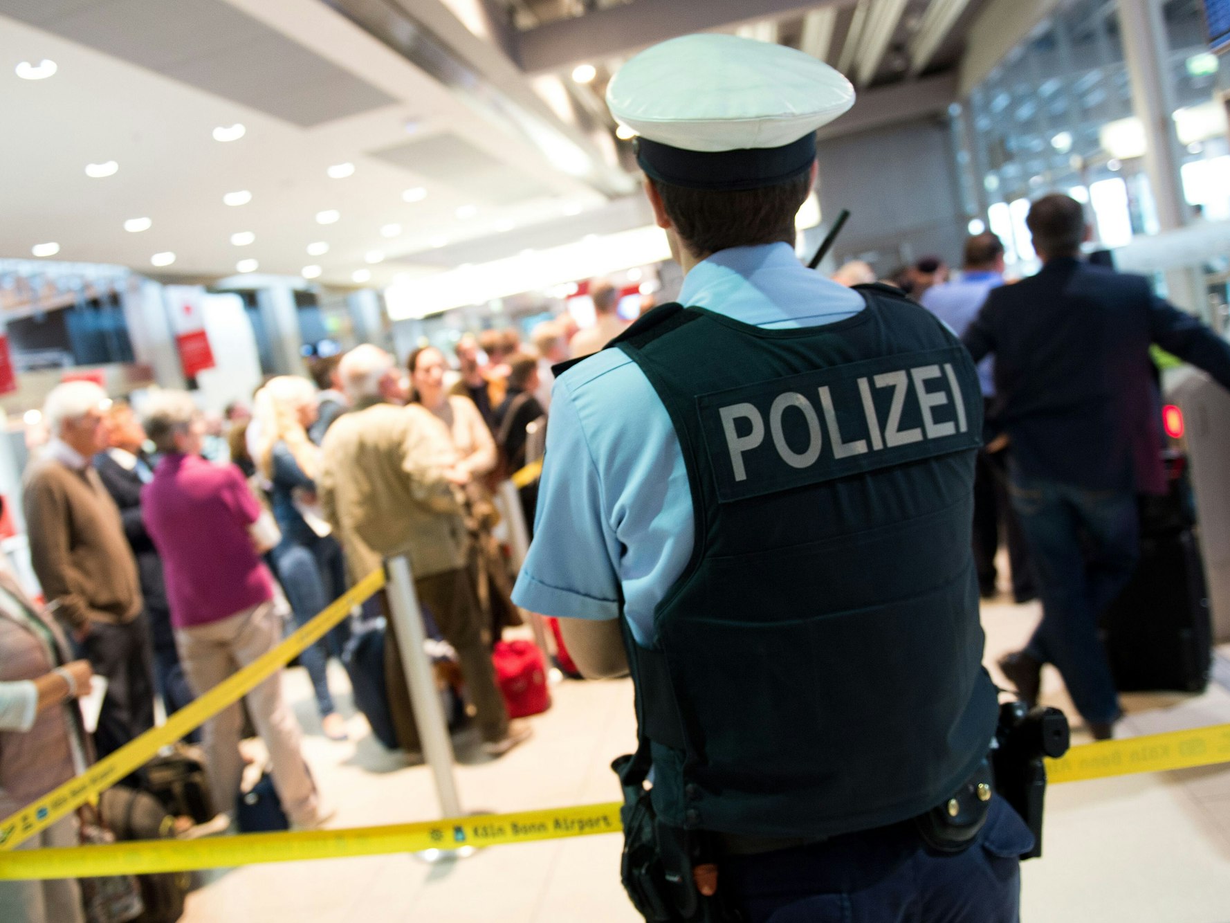 Ein Polizist steht am 30.05.2016 vor dem Sicherheitsbereich im Terminal 1 am Flughafen Köln/Bonn (Nordrhein-Westfalen).