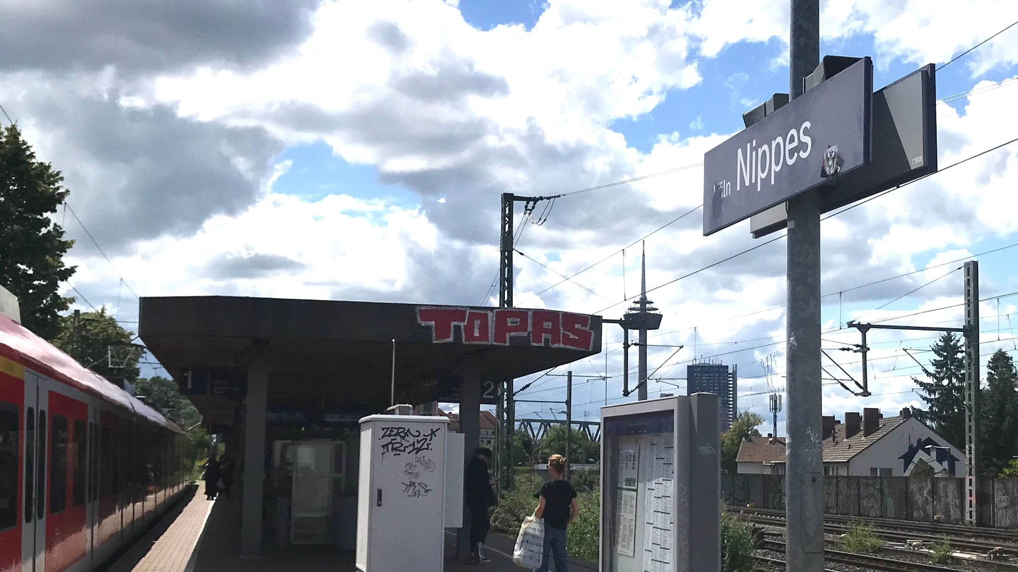 Der S-Bahnhof Nippes in Köln. Die „Berlin“-Schilder wurden bereits wieder entfernt.