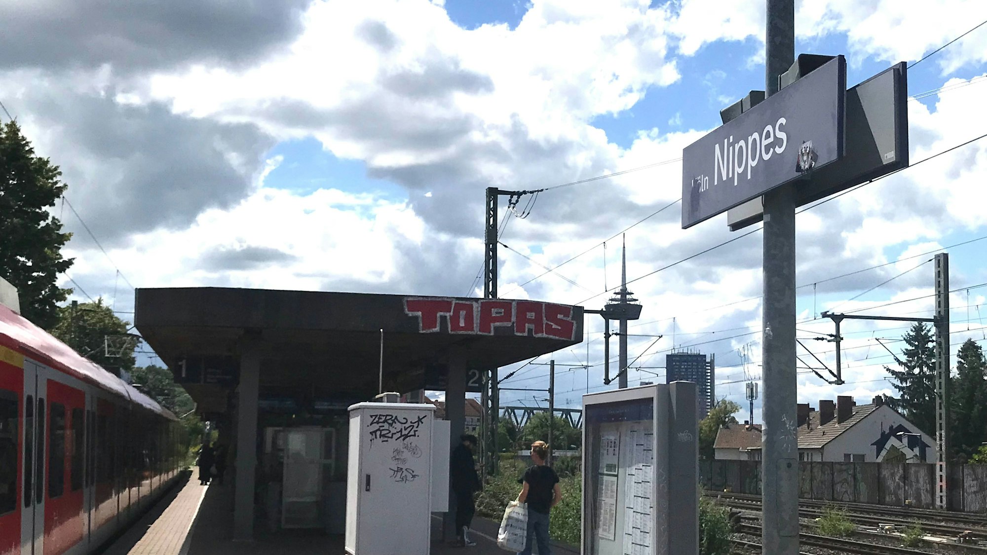 Der S-Bahnhof Nippes in Köln. Die „Berlin“-Schilder wurden bereits wieder entfernt.