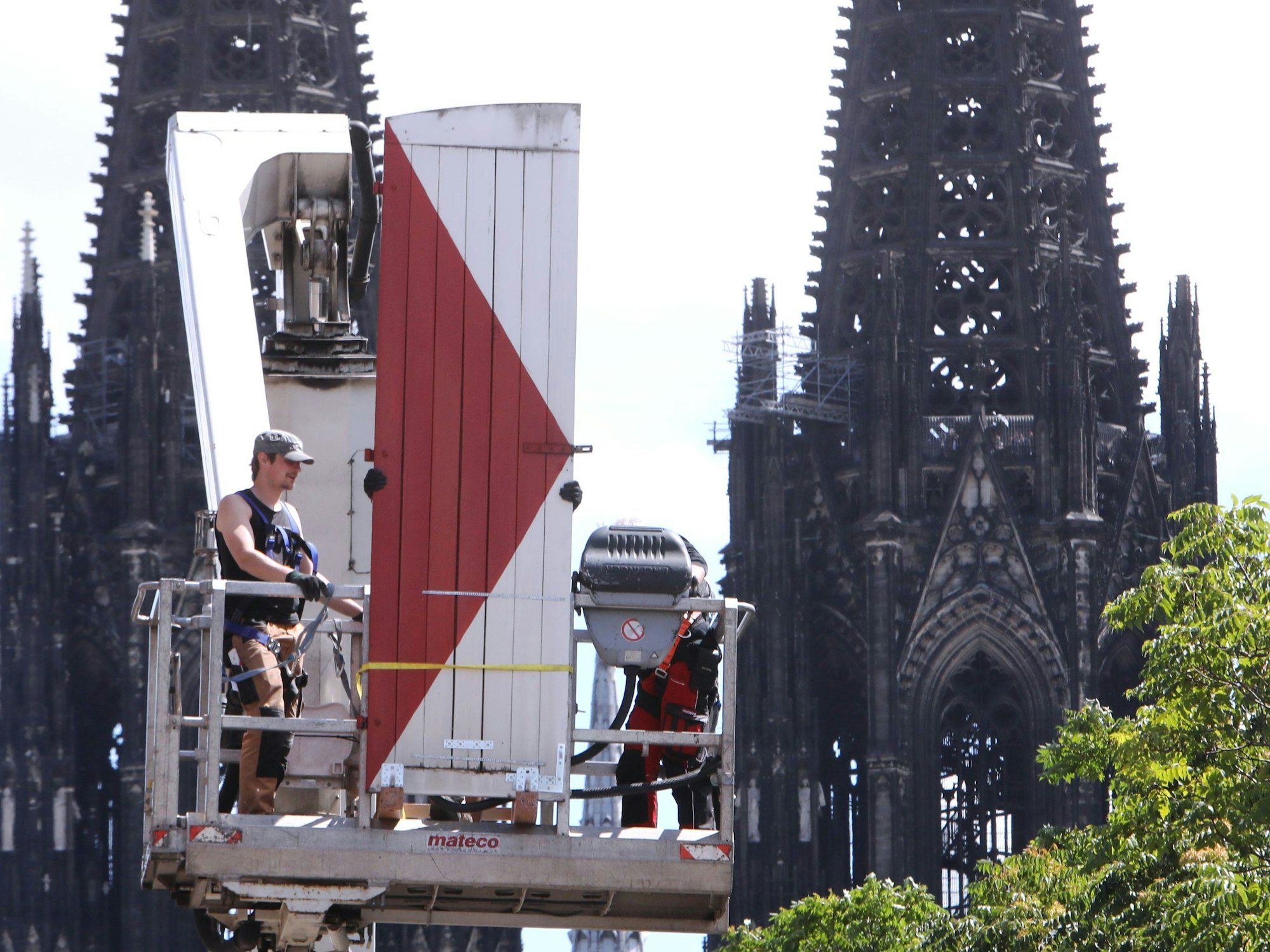 Die historischen rot-weißen Fensterläden müssen weichen. Bei den Abbauarbeiten am Zeughaus lösten sich Fassadenteile.