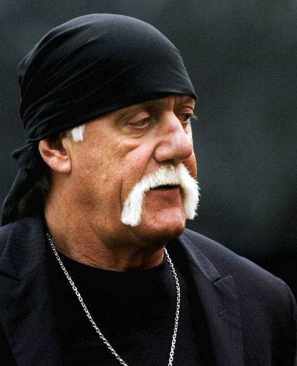 Hulk Hogan ganz in schwarzer Kleidung im Rahmen eines Gerichtsprozesses.