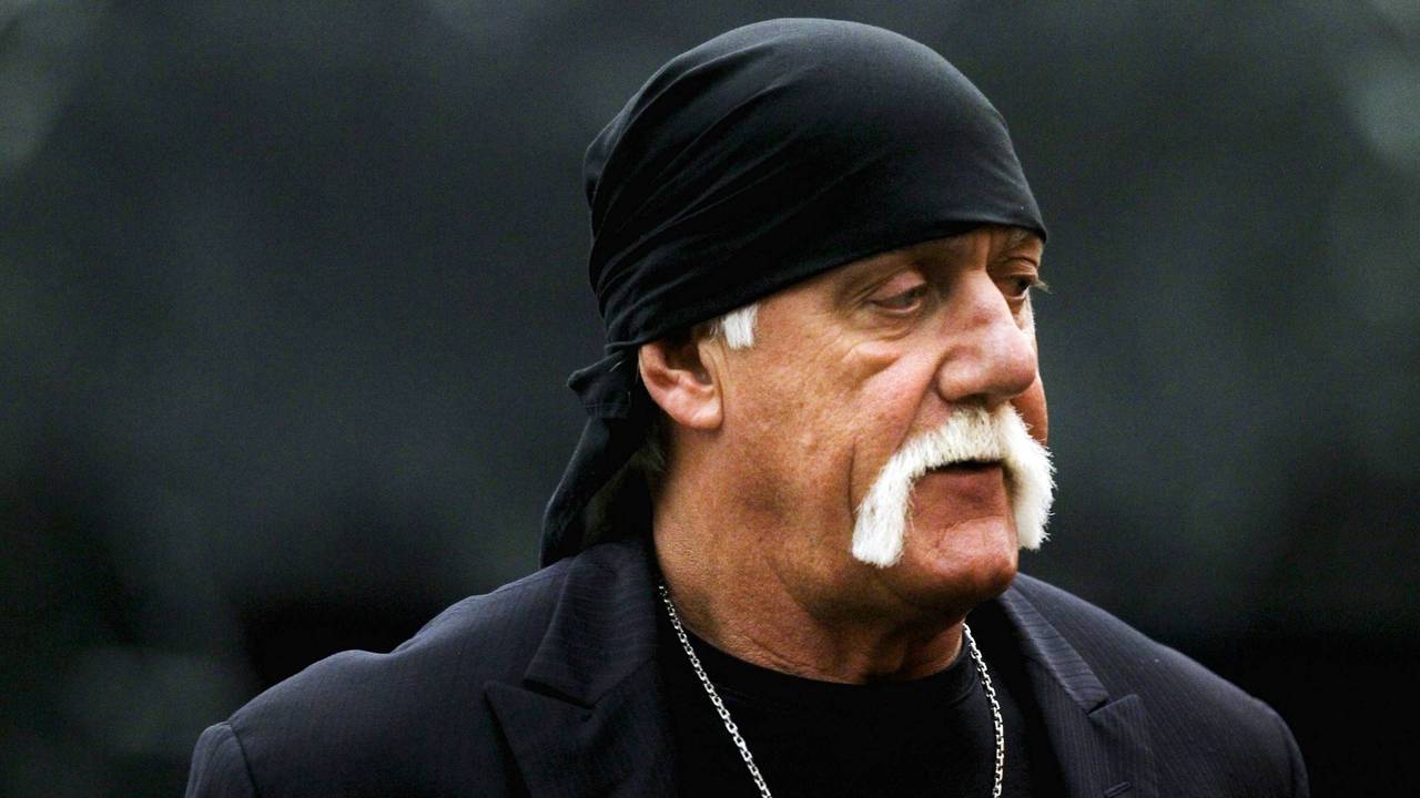 Hulk Hogan ganz in schwarzer Kleidung im Rahmen eines Gerichtsprozesses.