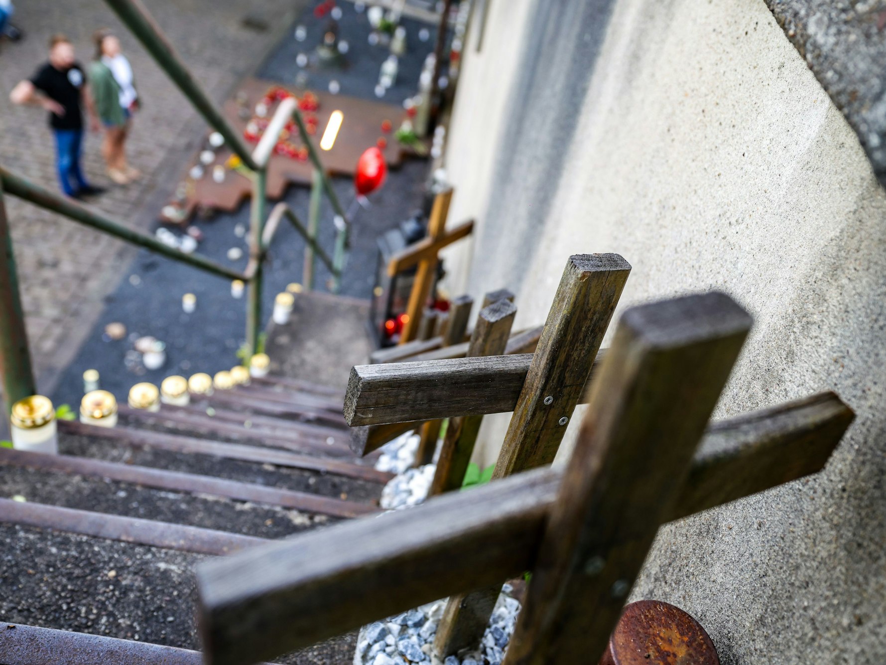 Auf der Treppe am Unglücksort stehen 21 Holzkreuze, für jede verstorbene Person ein Kreuz.