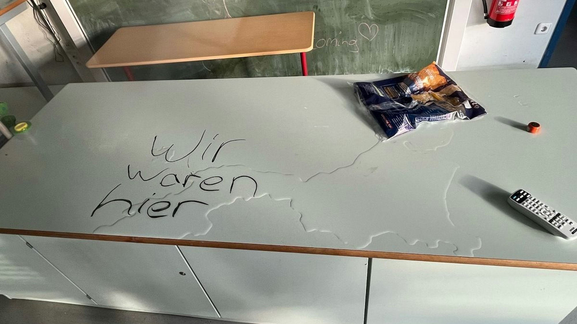 Verwüstetes Klassenzimmer in der Realschule in Grevenbroich.