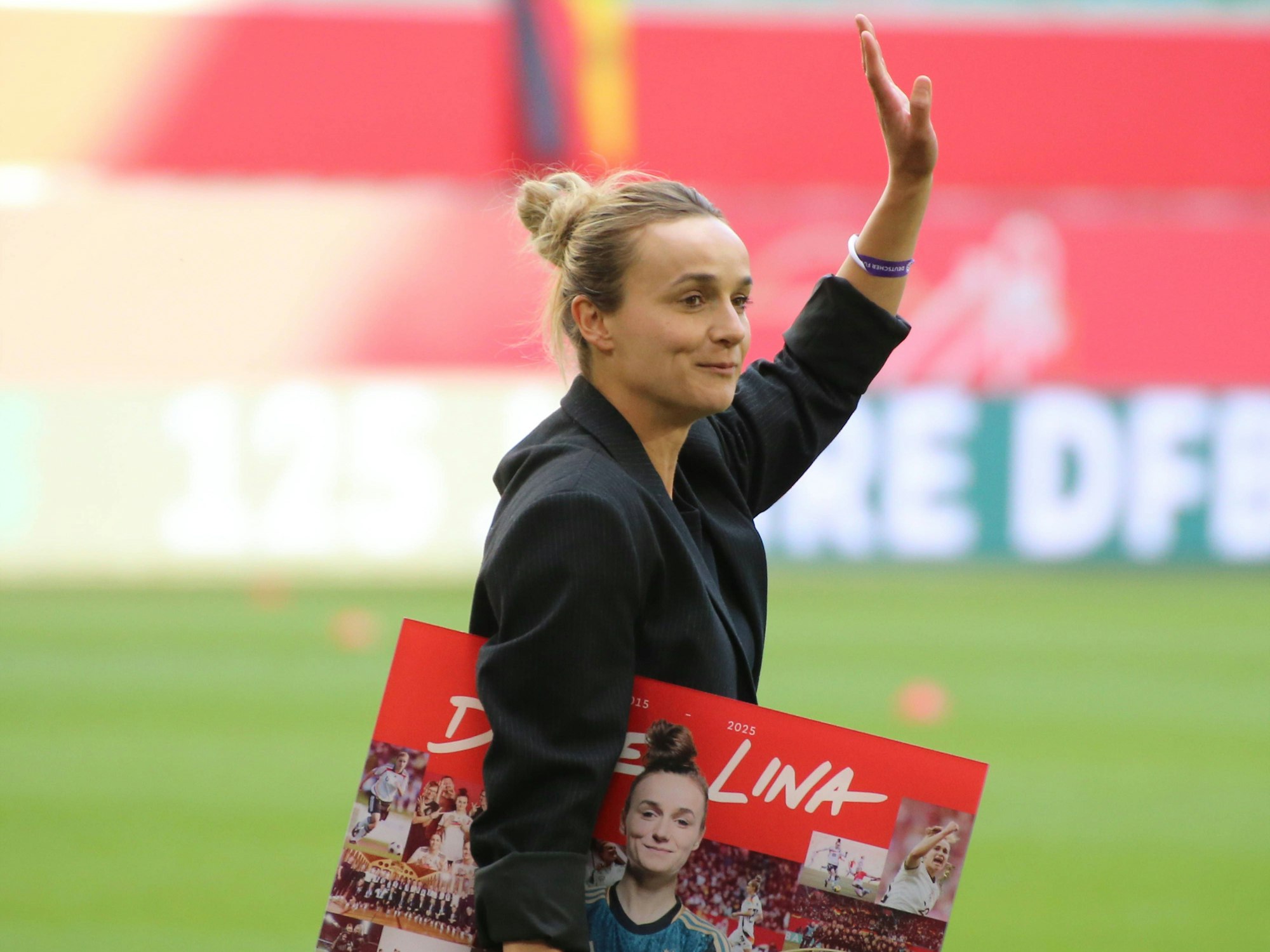 Lina Magull winkt bei ihrer Verabschiedung als Nationalspielerin den Fans zu.