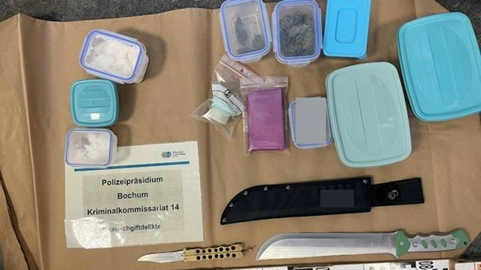 Die Polizei Bochum entdeckte bei einer Wohnungsdurchsuchung ein Drogenlabor und stellte große Mengen Betäubungsmittel sicher.