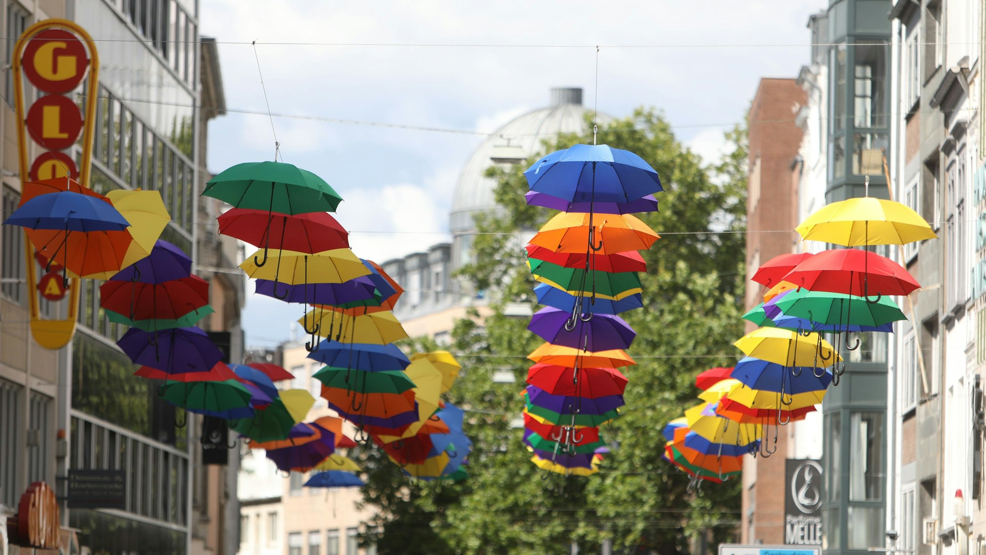 Bunte Regenschirme sind der Blickfang an der Apostelnstraße.