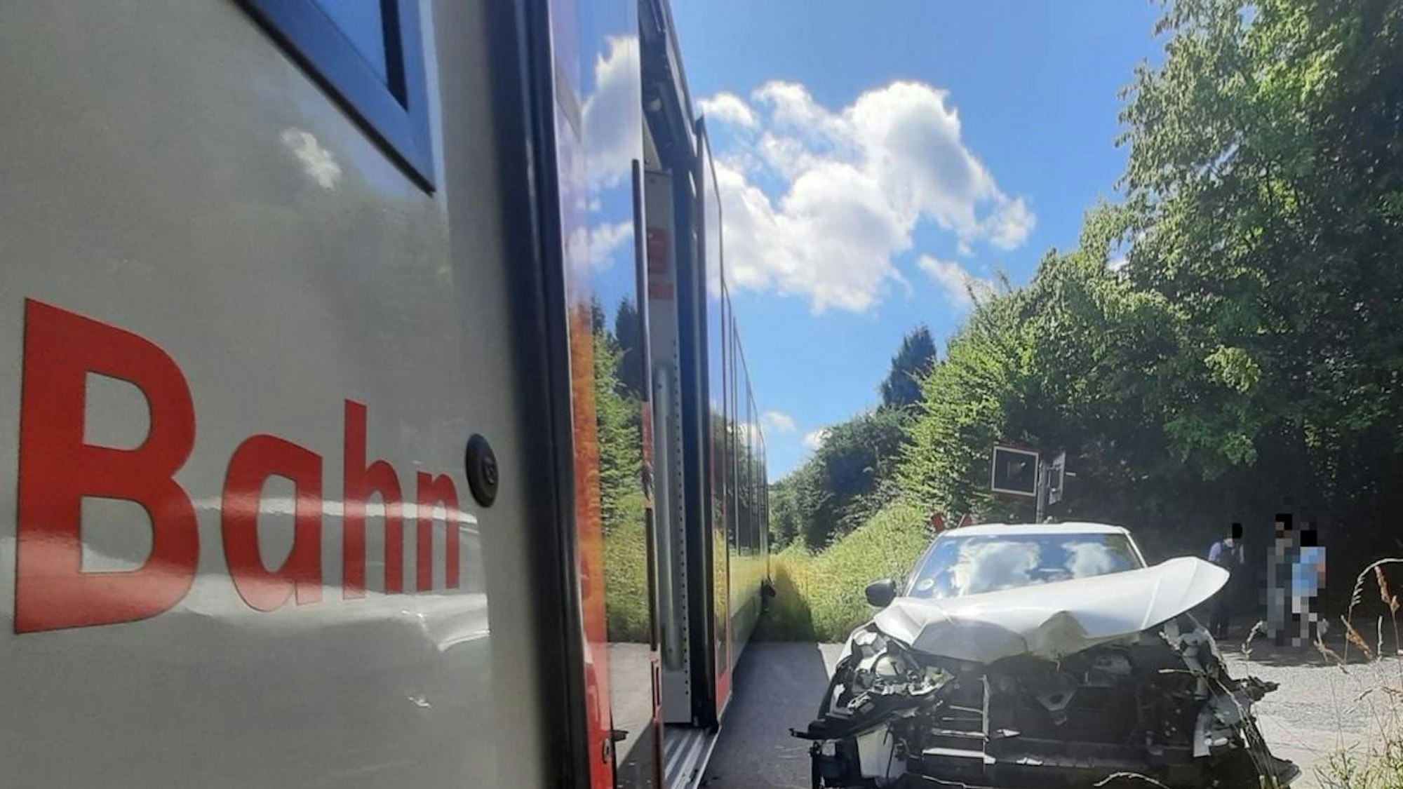 Ein Zug der Hessischen Landesbahn steht nach einer Kollision mit einem Pkw an einem Bahnübergang in Burbach.