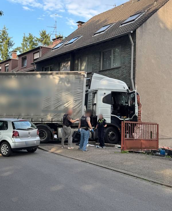 Ein Sattelschlepper steht mit dem Führerhaus an einer Hauswand. Nach ersten Erkenntnissen seien der Fahrer des Lastwagens und eine weitere Person ums Leben gekommen, sagte eine Sprecherin der Polizei.