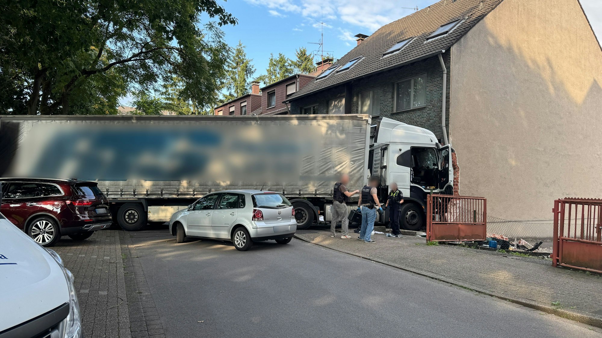 Ein Sattelschlepper steht mit dem Führerhaus an einer Hauswand. Nach ersten Erkenntnissen seien der Fahrer des Lastwagens und eine weitere Person ums Leben gekommen, sagte eine Sprecherin der Polizei.